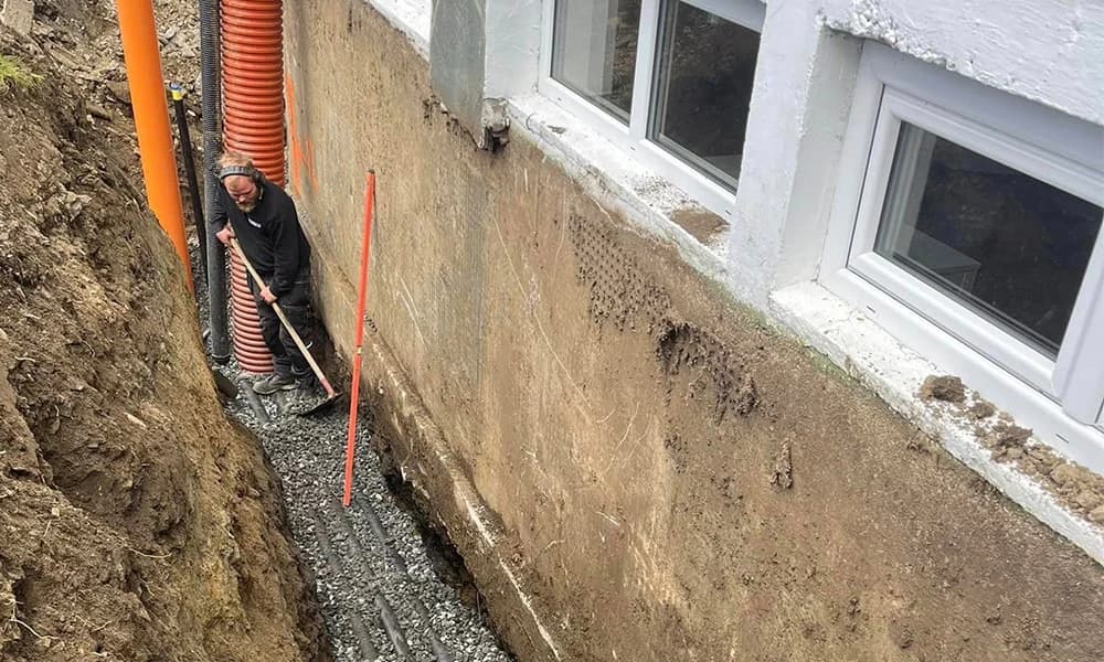 Dreneringsarbeid ved en grunnmur. Arbeidsfoto som viser situasjonen; ikke en stedfestet kundereferanse.